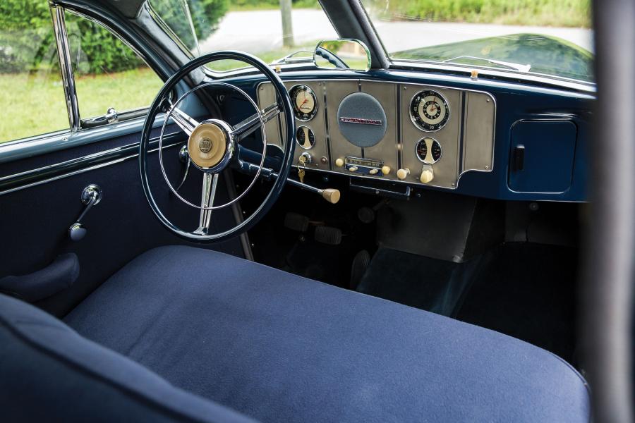 Интерьер Graham Model 113 Custom Hollywood Supercharged Sedan 1941 года  (фото 22 из 53)